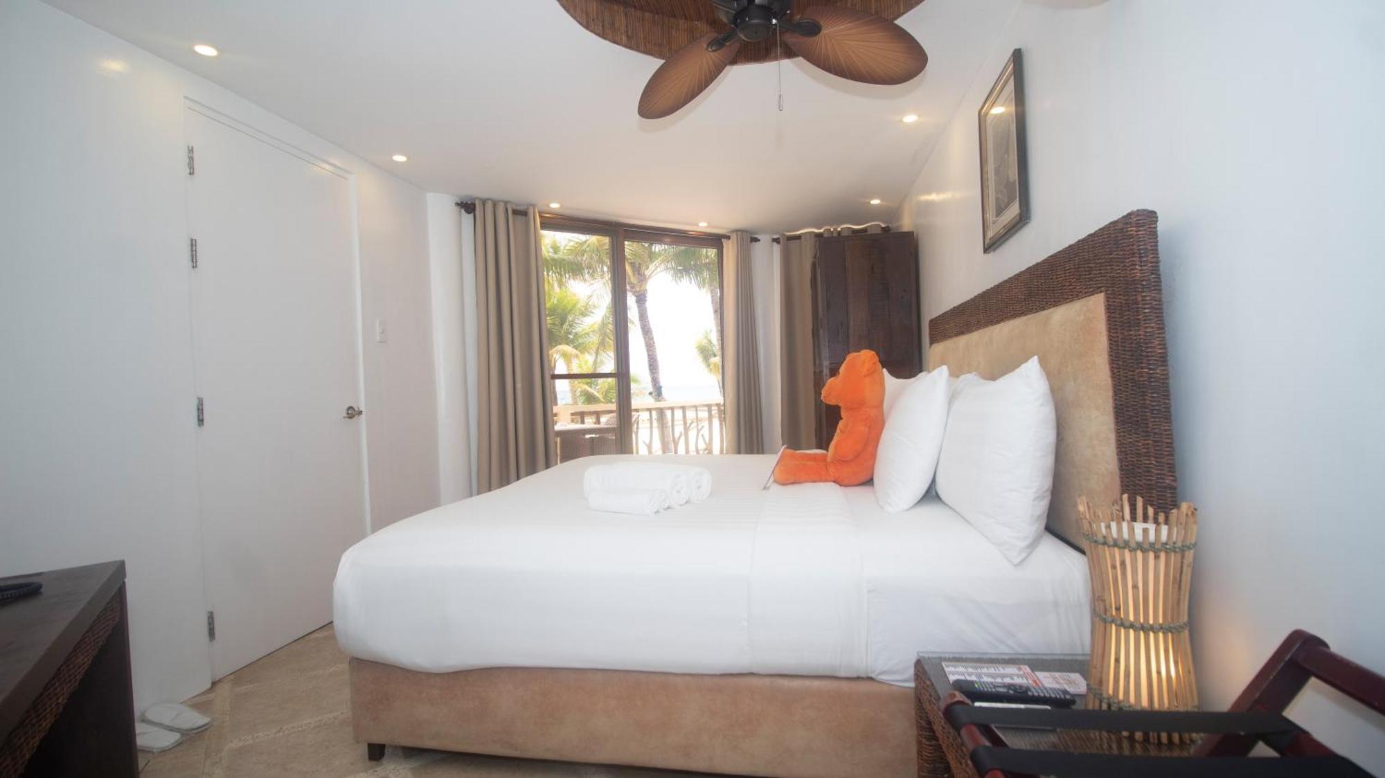 Ambassador In Paradise Balabag  Exterior foto A bedroom at the Hilton San Diego Bayfront